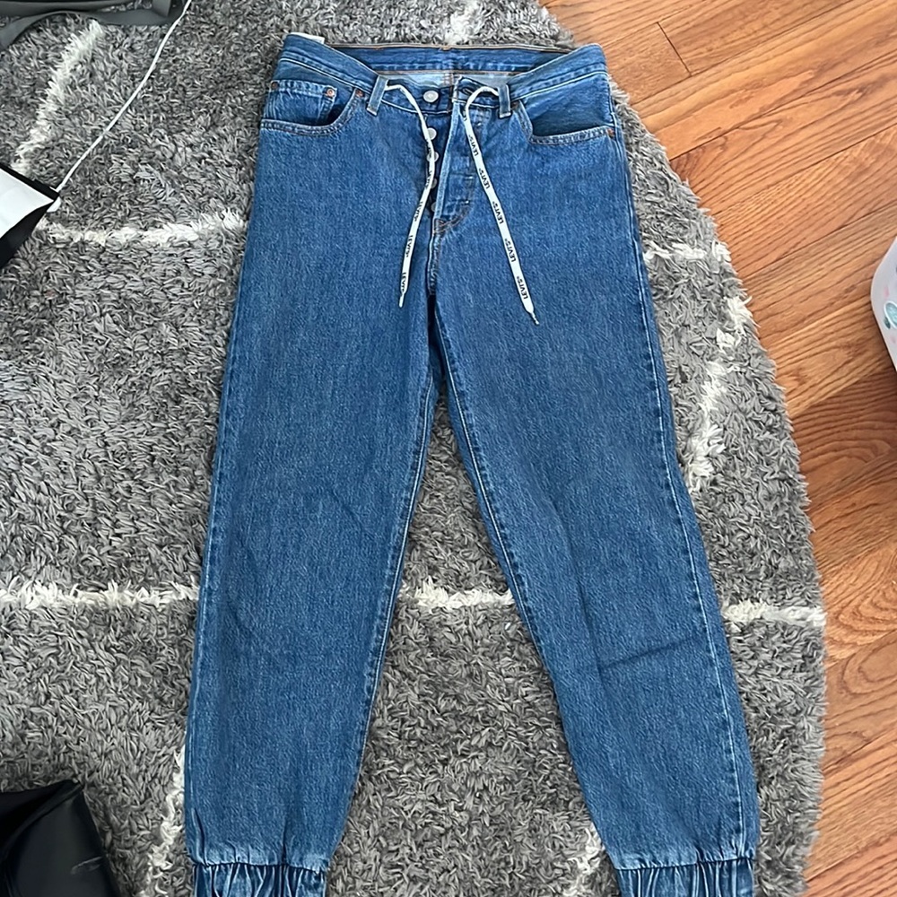 Levi’s 501 jeans with cute tie